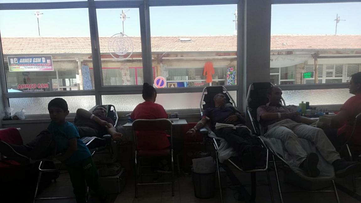Anadolu İmam Hatip Lisesi İdaresi  Kızılay'a Kan Bağışında 
